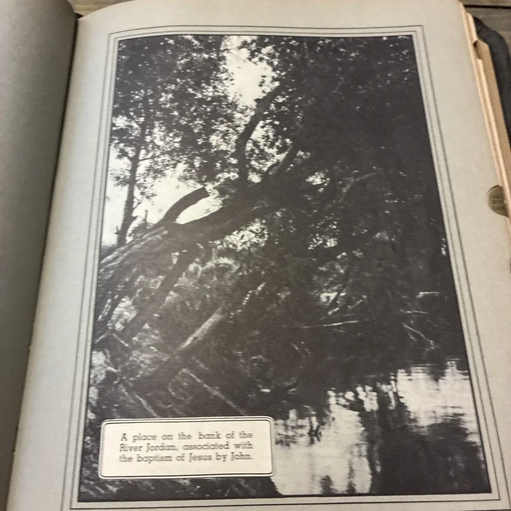 The Holy Bible: The Good Leader Bible (1946 Leather) Goodwill Distributors Large